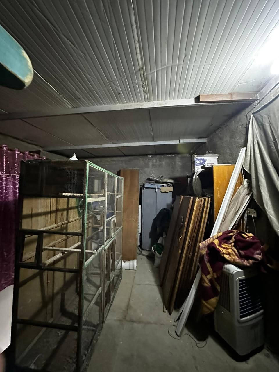 السلام عليكم
بيت في حي البساتين حي الصدرين مقابيل المحكمه الشعب
مساحه150 مشمول في التطويب سند اصفر منطقه كامل خدمات مي كهرباء مقرنص مجاري البيت ركن واجهيه 10 النزال 15 غرفه نوم 3 مطبخ 2 حمام 2 بيتونه كبيره كراج 40
الرقم: ***********
واتساب مازنجر متواجد
