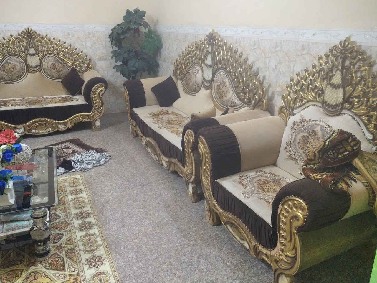 السلام عليكم عندي بيت لبيع لوعود الكاذبه إعادة النشر بيت مساحه 200متر ركن على شارعين اعلى من شارع متر مطلوب عقاري 36مليون تسديده 198الف كل شهريحتوي البيت على غرفتين نوم وصاله كبيره واستقبال كبير ومطبخ كبير بناء عالي وكراج سياره  كبير ومغاسل داخليه و خارجيه وممر خارجي مسرمك من الداخل والخارج  أرضيته كرانيت الاستفسار اكثر على الرقم ***********
