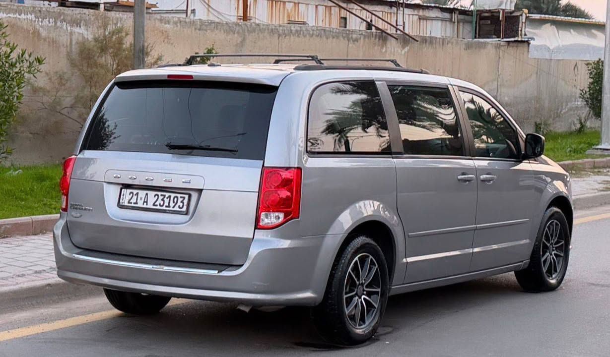 سلام عليكم
دوج كرفان  كراند موديل 2017 
ماشيه 100ميل 
محرك ٦سلندر حجم ٣٦٠٠ كير اوتوماتيك شرط المحرك والكير بشرط 
رقم سليماني دولي رقم وسنوية جديد شرط التحويل 
بيها قطعتين ونص بدون دواخل  
مواصفات sxt 
غرفتها جديدة لوك 
٧ راكب  كشنات سياحي بلع
 ٣قطع تبريد ❄️
جامات فتل كهرب
ابواب وصندوق ميكانيك
وشاشه خلفيه 
وتبريد ثلاث قطع 
تحكمات ستيرن كروز سرعة
نظام ايكو تقليل بانزين 
ويل كروم 17 
اخوان السياره جاهزه محرك
/كير/صدر/تخم تاير /شرط لوك 
السعر(155)ماكو هيج سعر وهيج نضافه $$ وبيها مجال 
مكاني بغداد العامريه
(***********)
