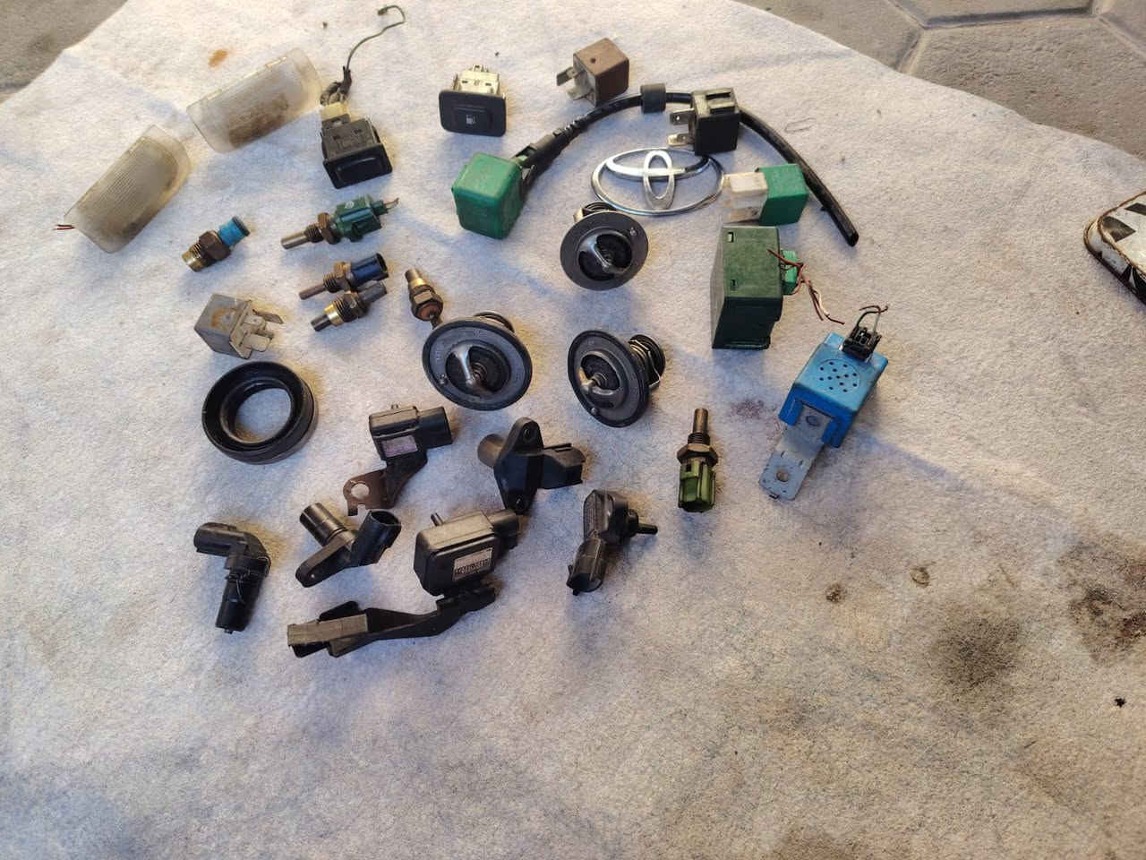 غراض سيارة راس الثور للبيع كلهن ب ٢٥٠ لاف العنوان البصرة الزبير الاتصال (***********)
