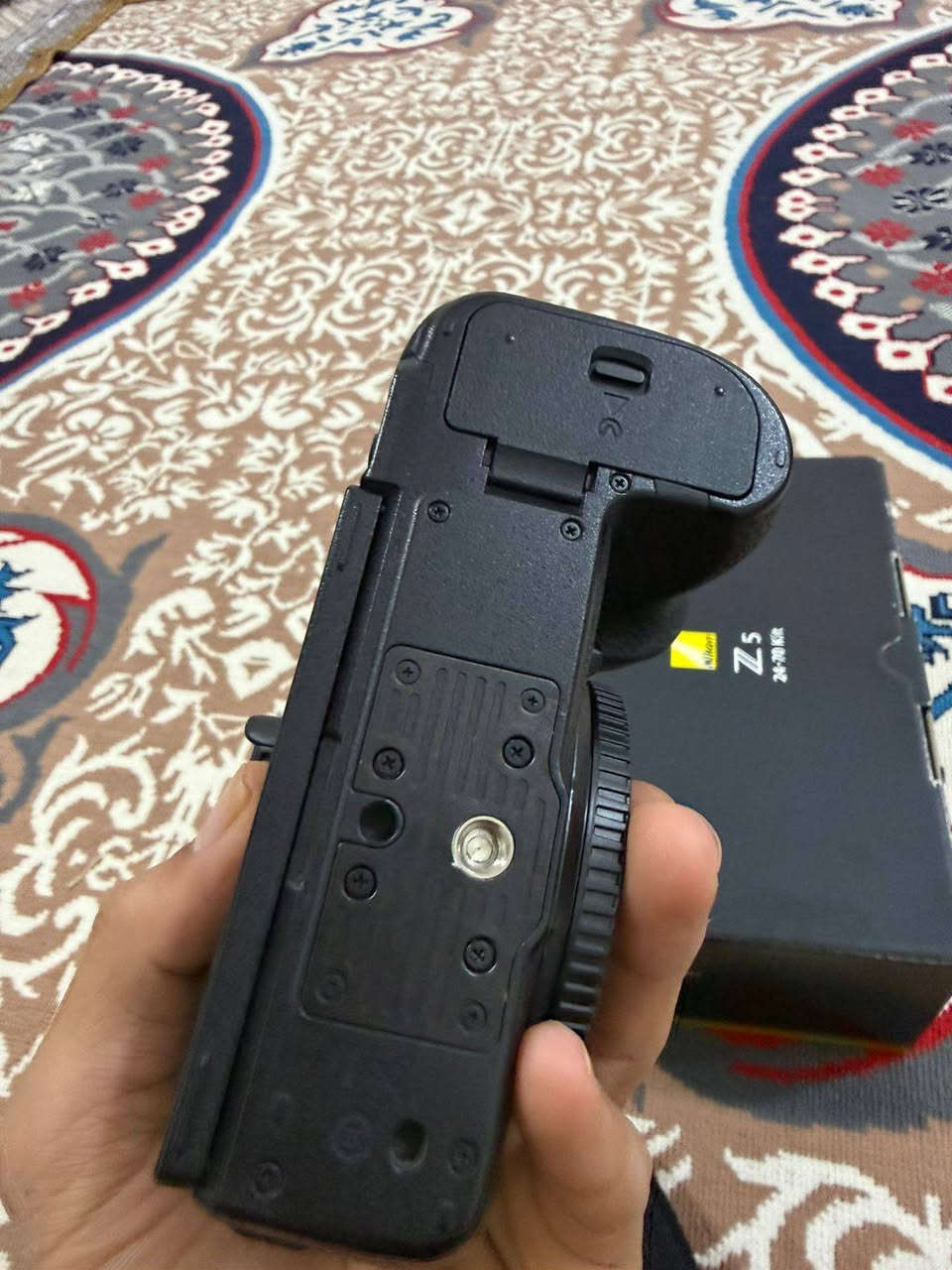 كامره نيكون زد ڤايف للبيع
ملحقات كامله.............. 
. شاحنه
.بطارية اصلية
.كارتونه الاصلي
.حزام الكامرة
السعر:مليون واربعميه قفل🔒
نضافة الكامره 100/100
كما موضح بل صور
بدي فقط. 
للستفسار:***********
