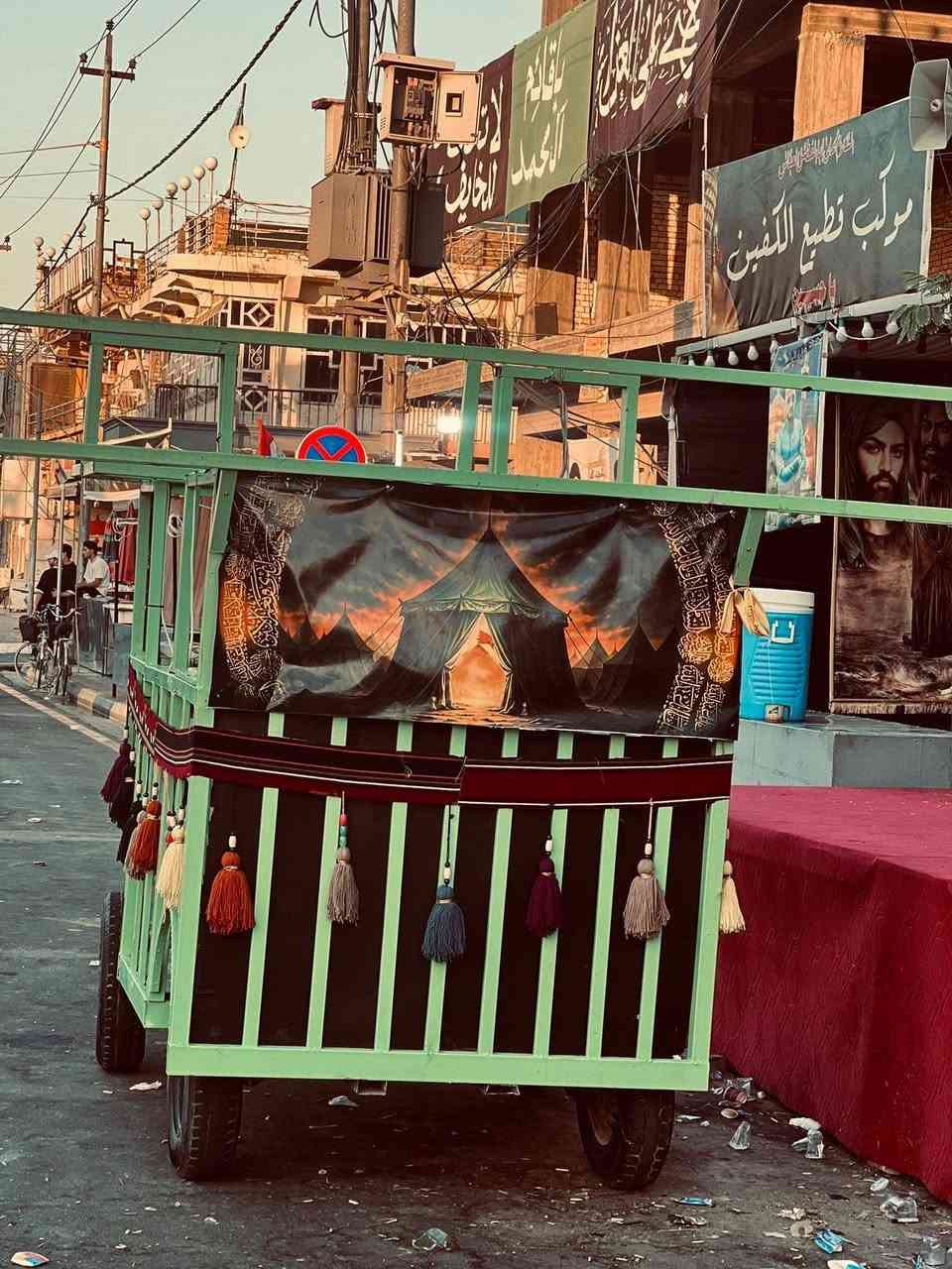 عربانه موكب كامله اي نقص ما بيه تحمل 12 سماعه تفيد اهل المواكب القويه وبيه مكان مولد وماكن رواديد ومكان واسط قضاء العزيزيه وهاذه رقمي *********** ولسعر خاص او مراسله الصفحه
