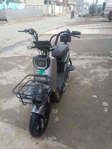 ماطور شحن للبيع نظيف ما ابي اي خلل يمشي 60 سرعه خمس بطاريات يمشي 40 كيلو 350 وبي مجال رقم التلفون كورك ***********،،رقم التلفون اسيا ***********
