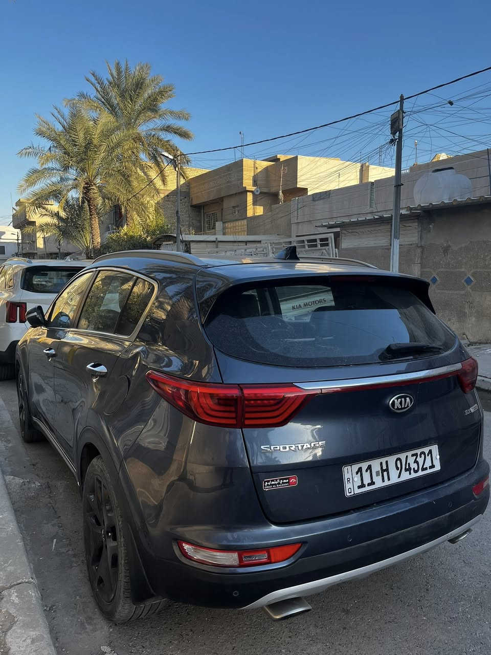 السلام عليكم
كيا سبورتج 2017 وارد امريكي 
فئة الSX يعني أعلى فئة بل مواصفات 
كاميرا ،حساسات ،رادار،مثبت سرعة ،تحديد مسار،بانوراما،بصمات دخول ذكي ،تشغيل بصمة ،مرايات شفط وترحيب ،كراسي كهرباء وتدفئة وتبريد،نظام صوتي من harman Kardon
مرايا تعتيم إشارات بل مري.
الضرر جاملغ وبنيد وبعض البارد في اماكن مختلفة 
السعر ١٦٠ ورقة ويوجد مجال بسيط 
السيارة رقم بغداد الجديد باسمي السنوية لحد2029 
التواصل على ***********
