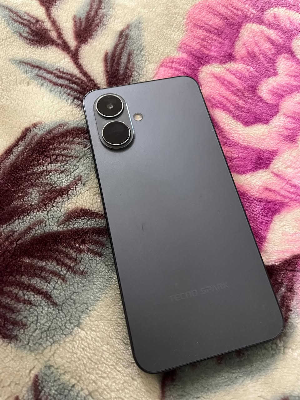 سلام عليكم جهاز تكنو سبارك 2 للبيع ذاكره 128 رام 4+4 كامل ملحقات جديد. قيم واخذ اتصل ***********
