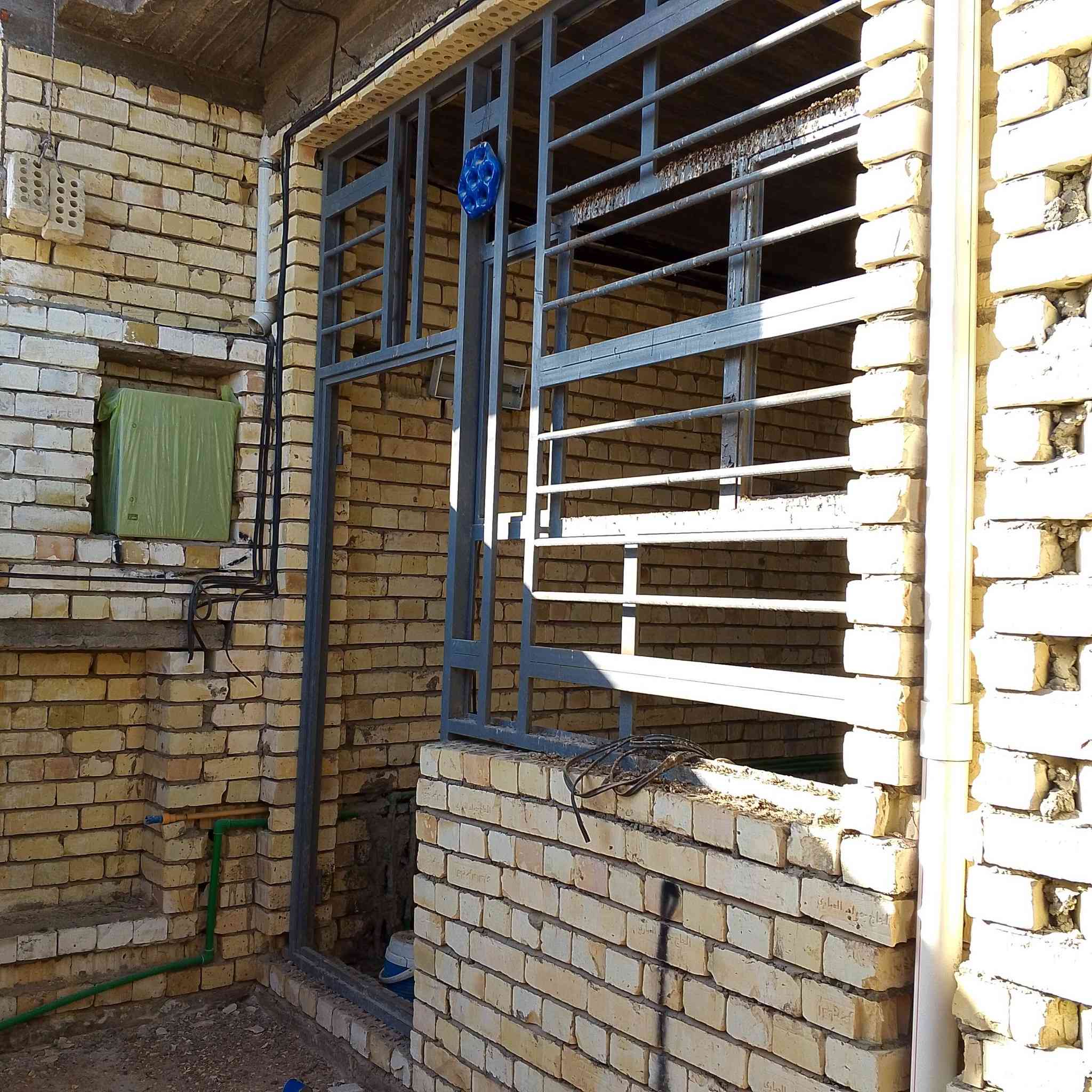 السلام عليكم هيكل بناءطابوق بتلوصب درجه اوله سقف كونكريت صب للبيع مساحه م100 طابوزراعي يحتوي على استقبال وصاله وغرفه ومطبخ وتخاريج باقي تفاصيل اتصل على الرقم ***********
السعر 43 ومجال بصيط 
ماء مجاري كهربائيات كلهة كامله
انبيع على هل وضع حاليآ 
مكان كوفه حي ميسان شارع الشيوخ قرب سكله رعد
