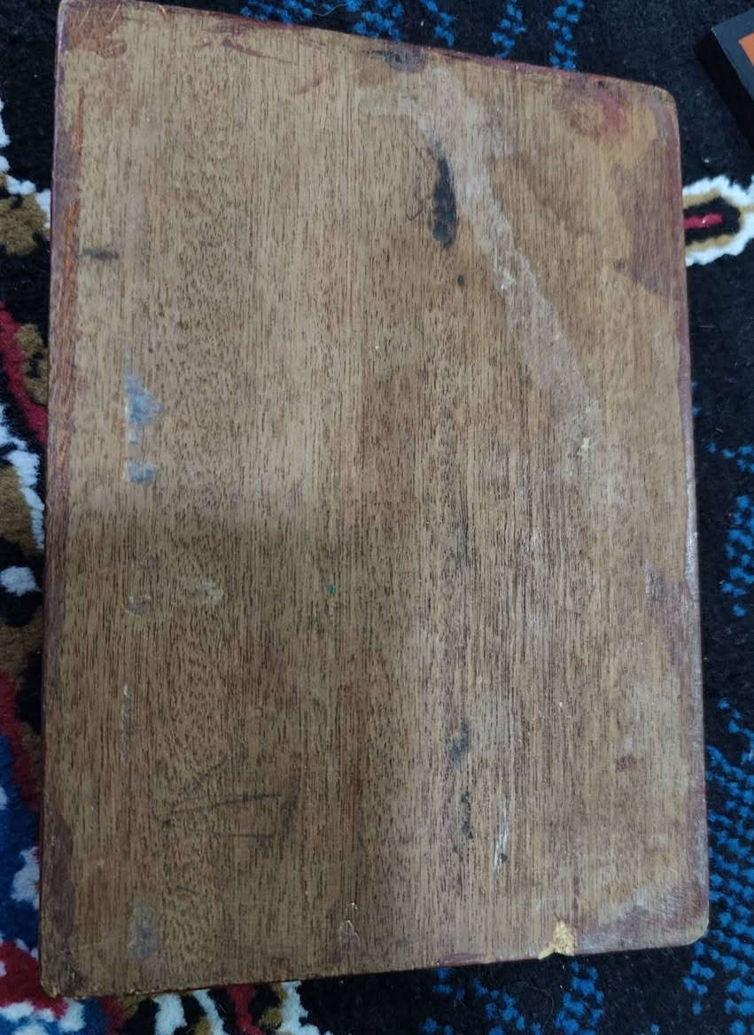 أيقونة يونانية قديمة جداً (بشارة العذراء) من كنيسة تينوس المقدسة.
✅ خشب طبيعي قديم.
✅ طباعة كلاسيكية بألوان ثابتة.
✅ قياس مثالي للمكتب أو المنزل  23 × 17 سم
​الوصف:
ليست مجرد لوحة، بل هي حكاية من الماضي. أيقونة قديمة تعود لعقود مضت، تم جلبها من أشهر كنائس اليونان. تتميز بزخارفها التي تجمع بين الملاك جبرائيل والسيدة العذراء في مشهد البشارة المهيب.
إذا كنت تبحث عن قطعة "أنتيك" تضفي وقاراً وبركة على ركنك الخاص، فهذه الأيقونة هي خيارك الأمثل.
السعر : ( 20 الف ) شامل التوصيل


**إذا كنت صاحب هذا الإعلان وتريد حذفه لأي سبب، رجاءا أرسل رسالة إلى الدعم الفني**