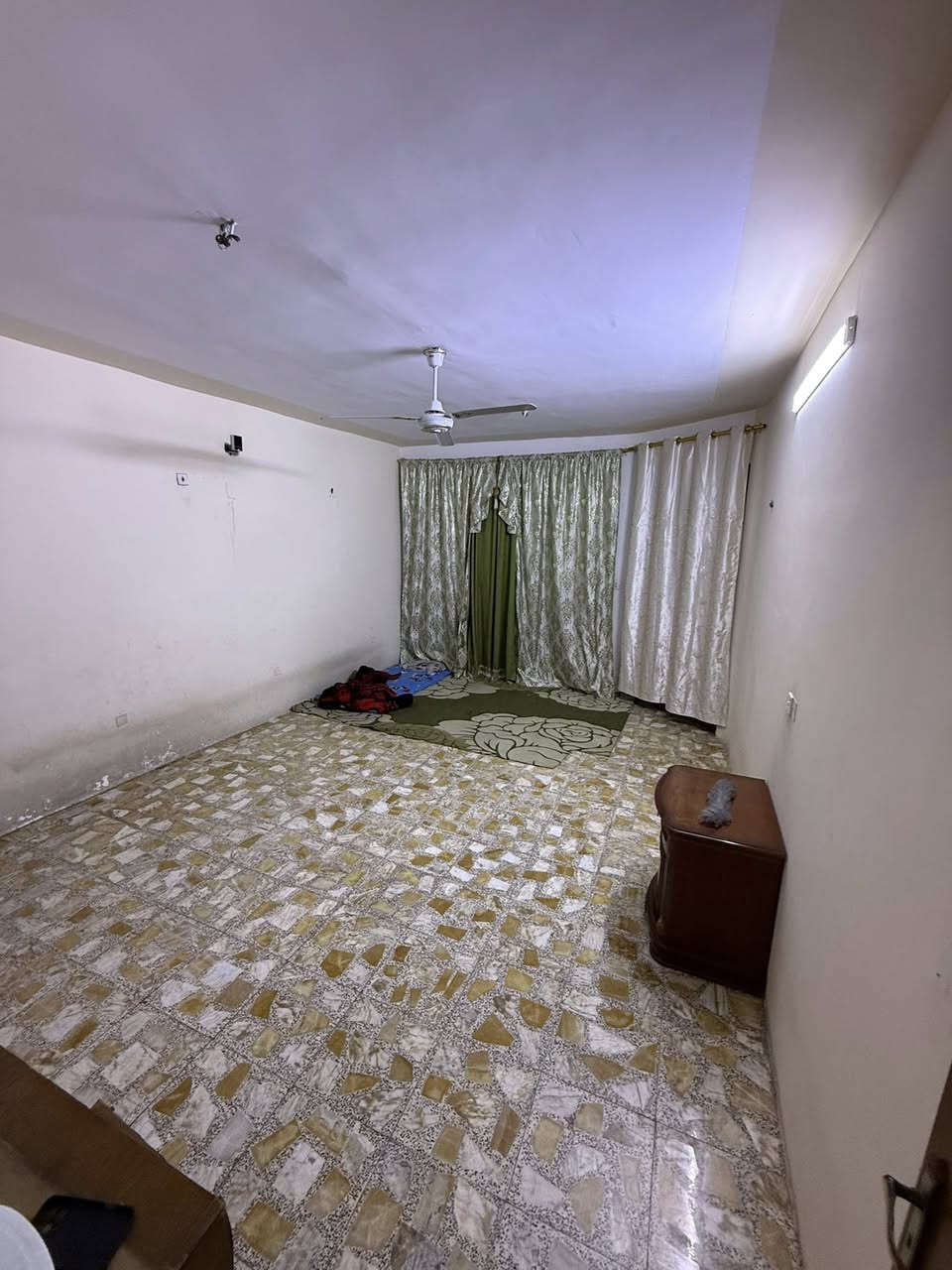 بيت 160 متر طابقين يحتوي على 4 غرف نوم 
واستقبال ومطبخ 
وصالتين 
وصحيات عدد 3
الموقع: البلديات منطقة حي العبور (ضياء الحلفي)قرب حسينية الإمام علي من جهة شارع سيد صلاح المكصوصي
ملاحظة: البيت زراعي والفرع عالي والبيت والمطر مايأثر نهائيا
السعر :275 وبي مجال
للاستفسار:***********
