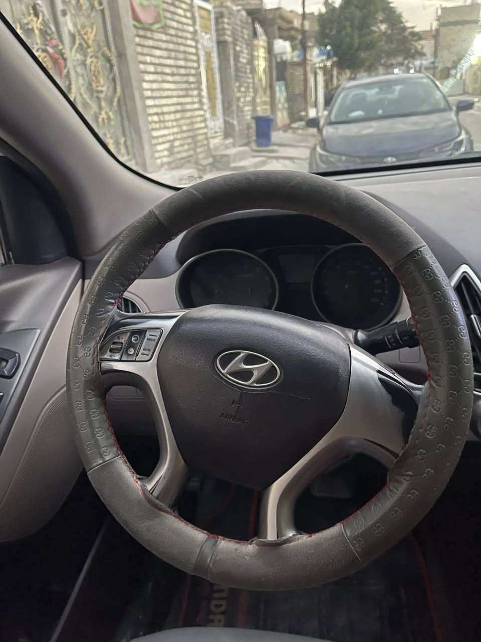 اللون ابيض 
محرك ٢٠٠٠  اربعة سلندر
ماشية  ١٥٧ الف كم
أربعة راكب
المكان بغداد - البلديات 
مبايل ***********
