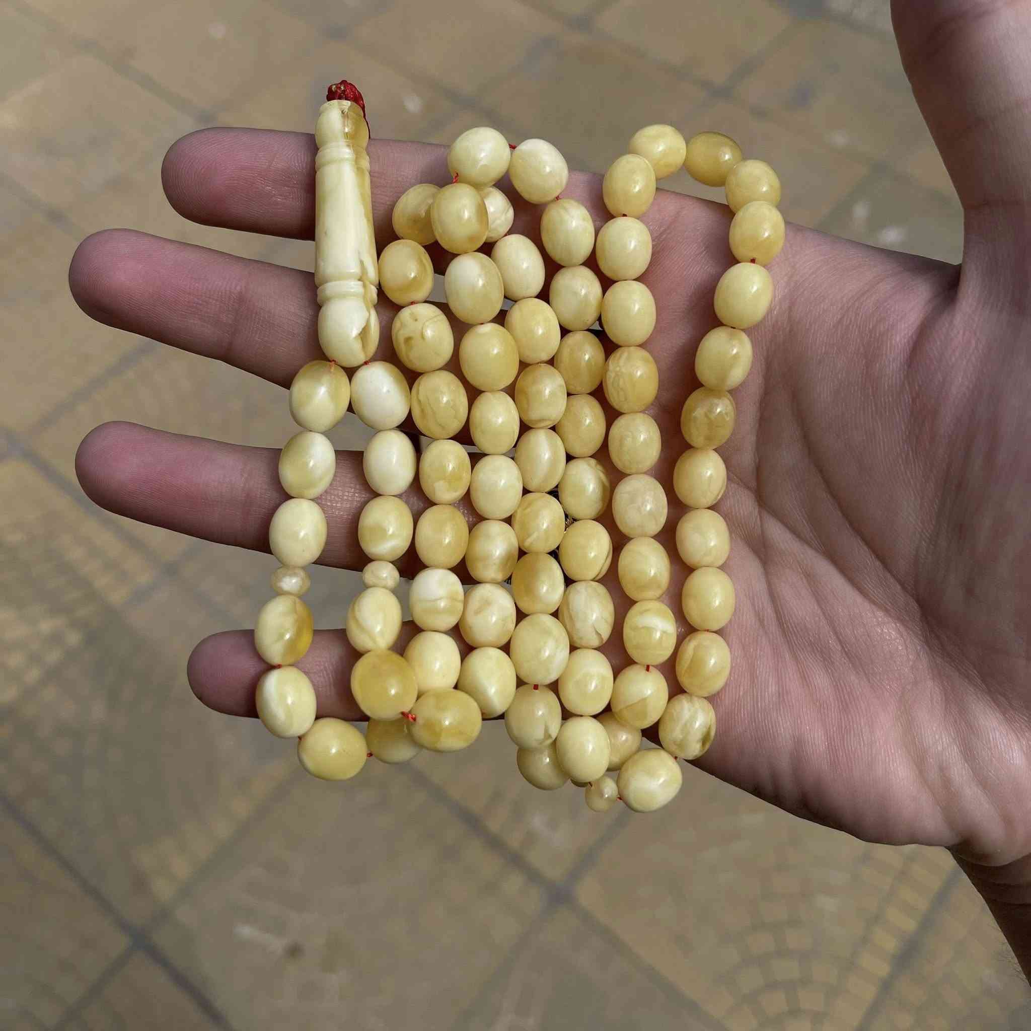 لعشاق التميز جبس بعسل من العيار الثقيل
📿 مسباح كهرب طبيعي بيض حمام جبس بعسل شجري فاخر لون مطلوب جداً بالسوق وخامة جميلة ✨  

🔸 الوزن : 44 غرام  
🔸 عدد الحبات : 73 حبة  
🔸 قياس الحبات : 10,8 / 8,8 ملم
🔸 حبات متناسقة وخامة نظيفة خالية من الشوائب تماماً

💎 للهواة ومحبين اقتناء المميز
💰 سعرة مناسب بلنسبة لهيج خامة وهيج بياض

📩 للي يعرف قيمة الكهرمان يتفضل خاص
📦 تتوفر خدمة توصيل لجميع محافظات العراق وشماله


**إذا كنت صاحب هذا الإعلان وتريد حذفه لأي سبب، رجاءا أرسل رسالة إلى الدعم الفني**