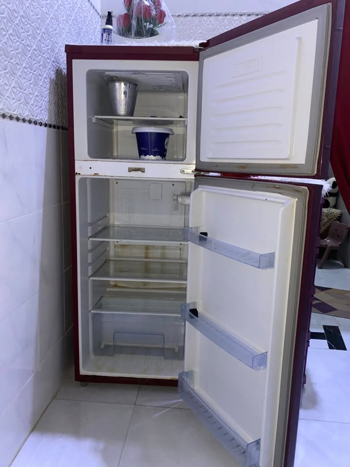 مجمده وثلاجه نضيفات حيل شغالات بس الثلاجه فريزها جوه برودته قليلة
مكانهن سوق الشيوخ
***********
