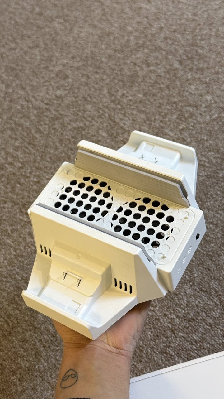 السلام عليكم اكسبوكس سيريس اس انشاء 2023 نضافة الجهاز 100% كامل ملحقاته موجوده الاصليه وياه اشتراك كيم باس شهر وبي العاب نازله فورتنايت وكود 3 والجهاز ابد ممفتوح ولا اليده مفتوحه وياه مبرد اكسبوكس و RGB ضوء مع باتري اليده مستعمل كلش قليل السعر 350 قفل متوفر خدمة توصيل ايضا  رقمي ***********
