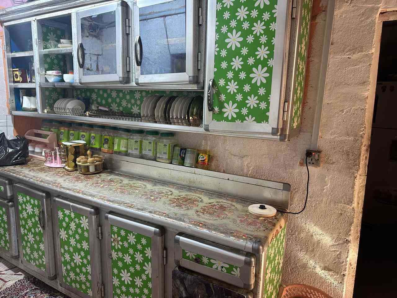 كاونتربدون سنك مترين ونص نضيف مثل ماواضح بصورة بس بابين فالتات السعر 150وبي مجال العنوان منطقة البهادريه ***********
