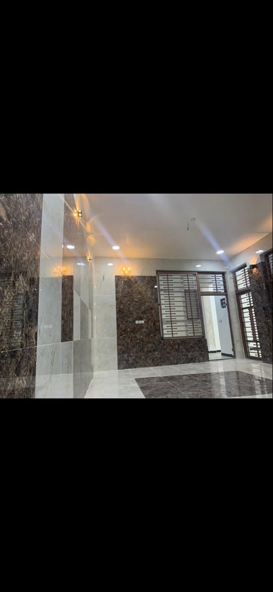 السلام عليكم 
شقه اللايجار مساحه ١٠٠ متر بناء حديث 
تتكون من (غرفتين وصاله ومطبخ وصحيات)
تتوفر فيها جميع الخدمات من ( ماء وخزانات وسخانات) 
المكان / طوريج ام الهوى الجديد قرب مجمع دينار 
الاستفسار/ ***********
