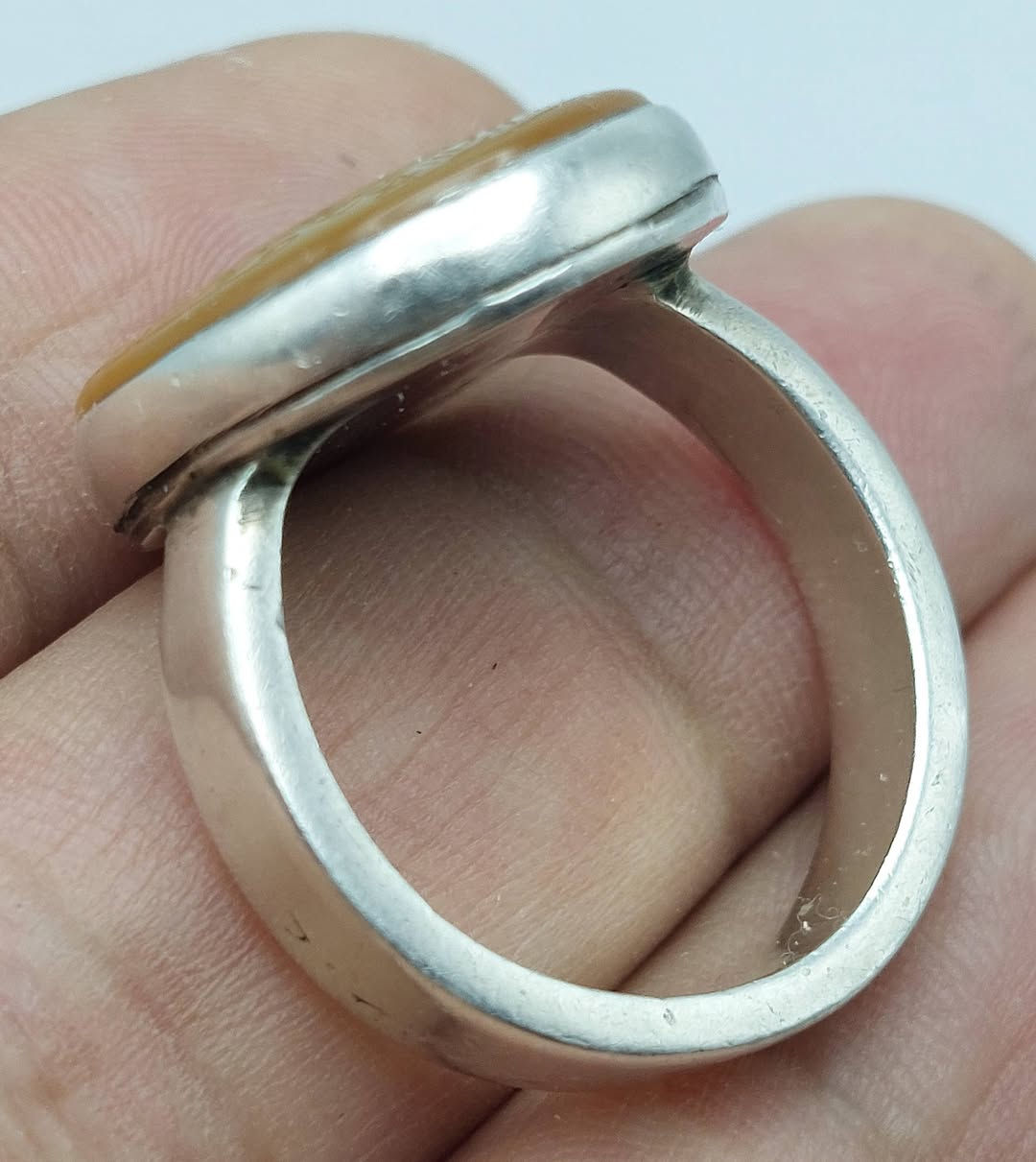 خاتم عقيق يماني اصفر شرف الشمس منقوش مسبع السليماني و طلسم شرف الشمس صياغة يدوية قياس 23 بغداد ***********
