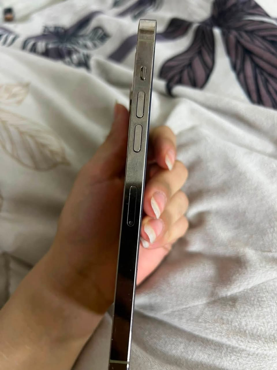 للبيع فقط

📱 iPhone 14 Pro Max

* سعة: 256GB
* البطارية: 100% (مبدلة جديدة)
* الشاشة: أصلية
* Face ID: شغال 100%
* الكاميرات: كلها شغالة
* الجهاز ما بيه أي عطل، فقط كسر بالظهر (موضح بالصور).

***********
رجاءً بس الشراي يتصل
