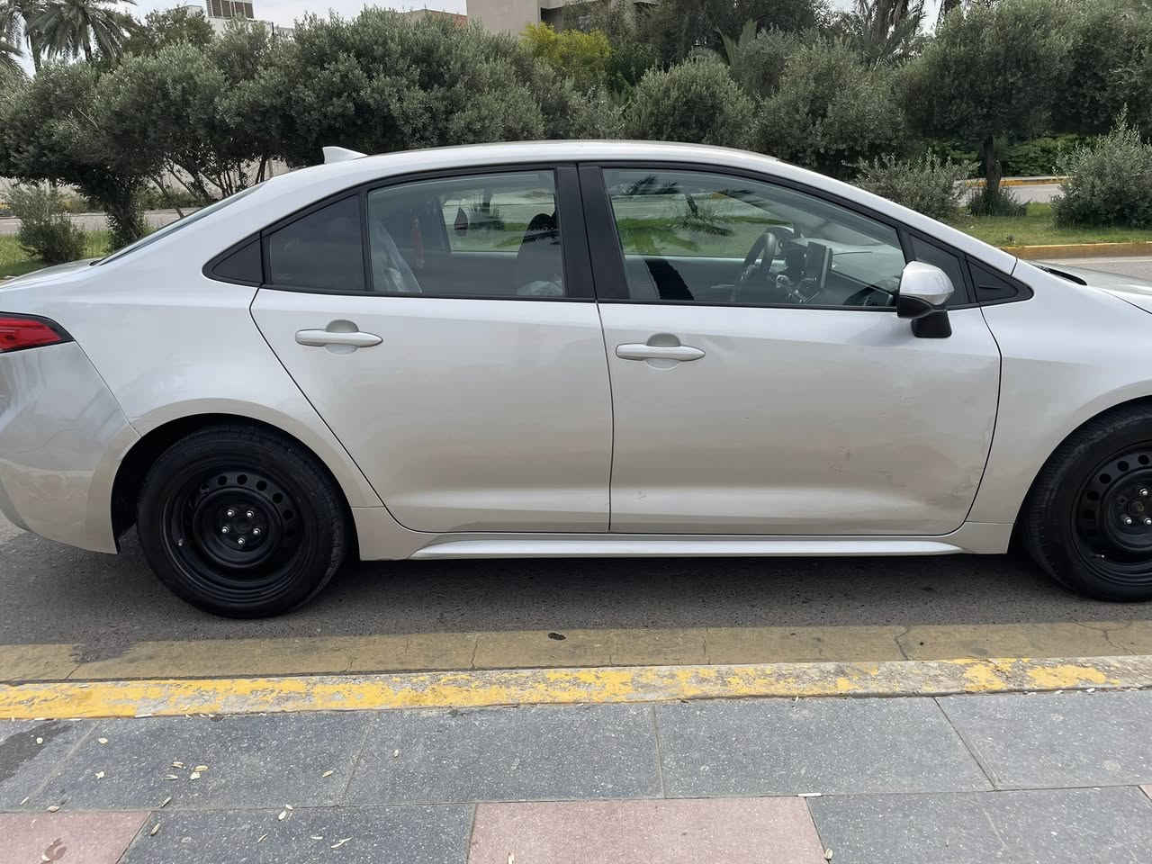 سلام عليكم للبيع فقط
‏Toyota Corolla 2020 LE (فئة LE). 
رقم اربيل الجديد (سنوية باسمي تحويل ثاني يوم)
حادثها قبغ جنطة فقط صور الحادث مرفقة بالمنشور
المواصفات :
 * نظام التحذير من مغادرة المسار
* مثبت سرعة متكيف (Radar Cruise Control)
* نظام تفادي الاصطدام
* كاميرا خلفية
* نظام الثبات الإلكتروني
* ⁠* شاشة معلومات + Apple CarPlay
* بلوتوث + USB
* 6 سماعات
* مكيف أوتوماتيك
* تحكم بالمقود
* زجاج كهربائي + قفل مركزي
* مصابيح LED
* مرايا جانبية كهربائية
*********************
السيارة مابيها نقص تخم تاير جديد
مكانها بغداد
السعر : 137
بيها مجال بسيط
للاستفسار واتساب : ***********

