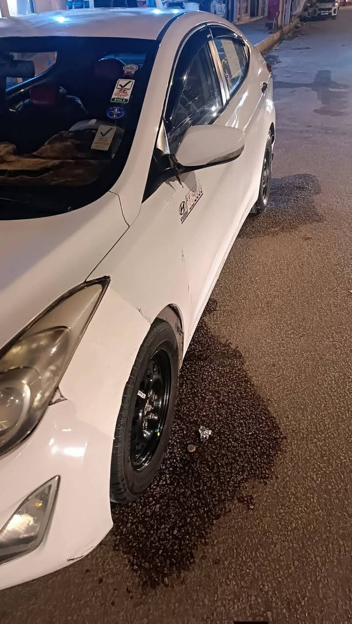 السلام عليكم توجد لدينا سيارة الانترة موديل 13خليجي ابيض بغداد الرقم الجديد باسمي محرك 1600جي دي اي افانتي بيها صبغ احزام بدون دواخل بسعر مناسب جدا ومستعجل على البيع سيارة كلش حلوة وبلخير على الياخذها من يرغب بالشراء الاتصال بنا على الارقام التاليه ***********او ***********.

