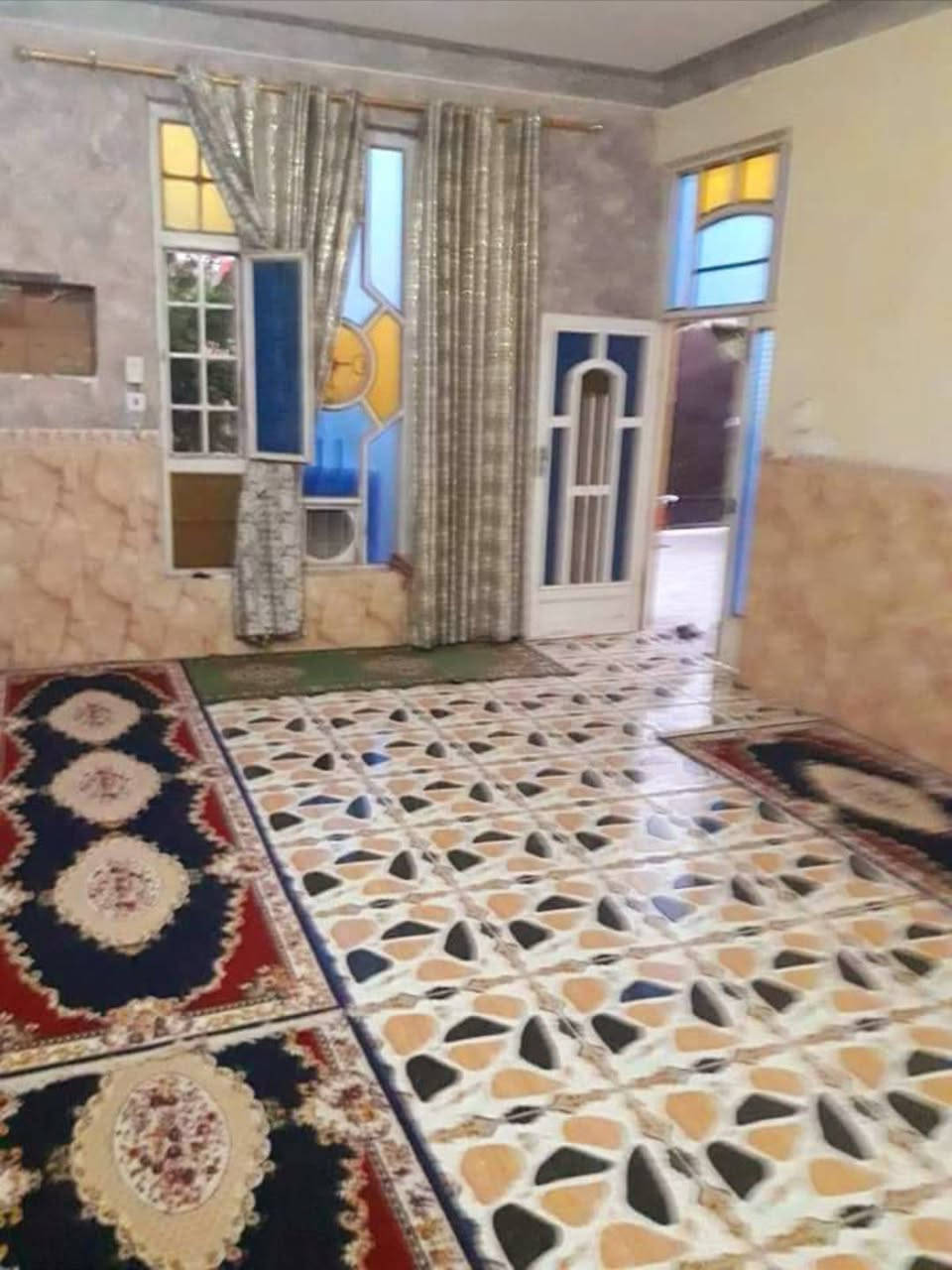 السلام عليكم
دار للبيع. قرب شارع جاسم البدري في شارع النفط.

 مساحة250م.

يتكون من استقبال وصالة ومطبخ وثلاث غرف نوم.

 كذلك يحتوي على حديقة ومنور وترك. 

الأساس بتلو طابوق. بناء بلوك سقف صب مع رباط داير البيت

ماء وكهرباء في الباب +إنترنت (كيبل ضوئي) 

السعر 43 مليون 

 ***********...***********
