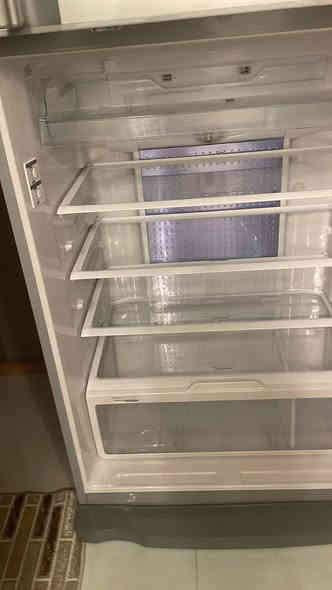 ثلاجة هيتاشي نظيفة وشغالة ١٠٠٪؜ للراغبين التواصل على الرقم ***********
