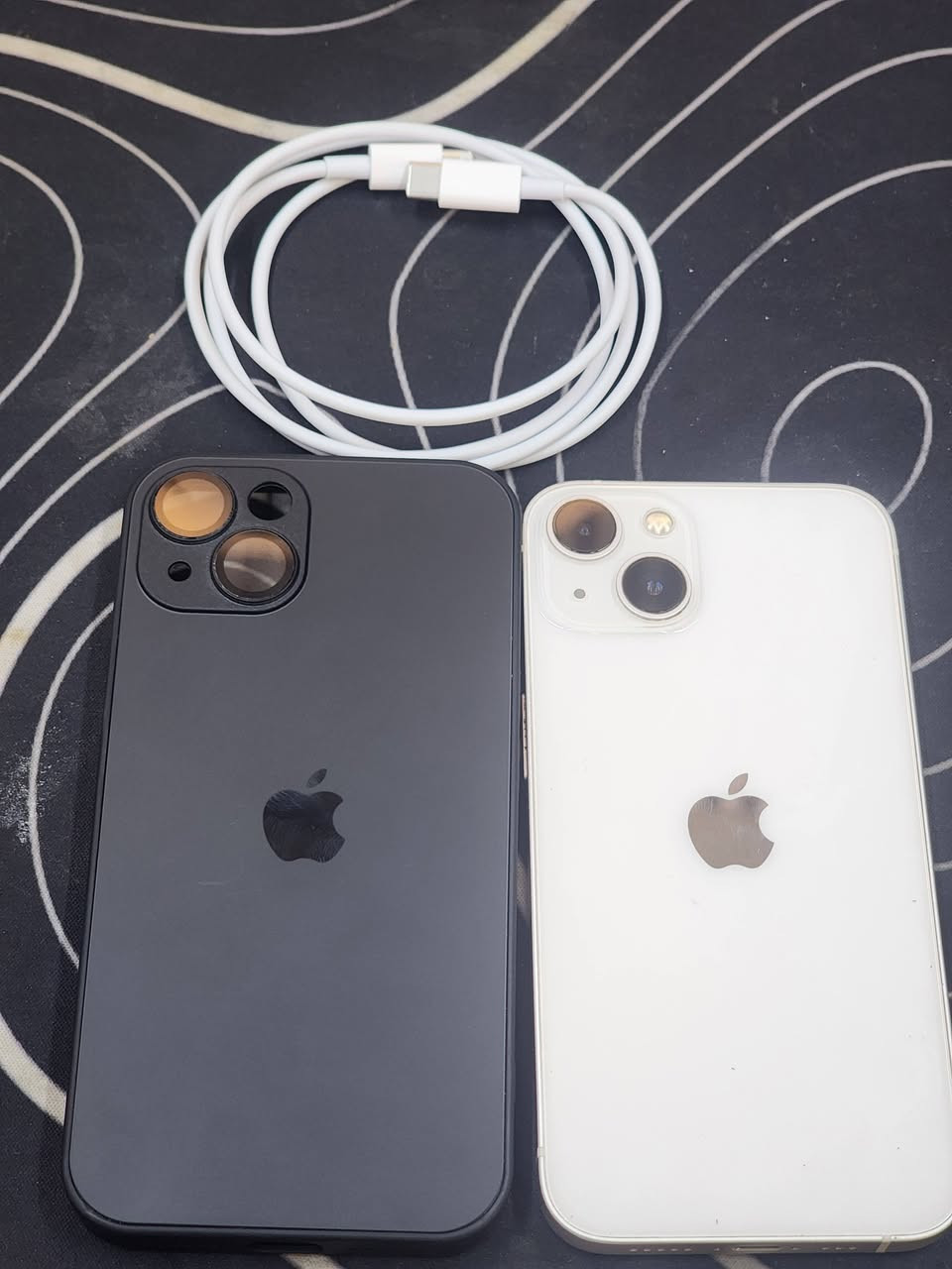 13 ابيض نضيف جدا ذاكرتة256
نموذج M كيبل شحن وكفر 
بغداد 375 الف ***********
