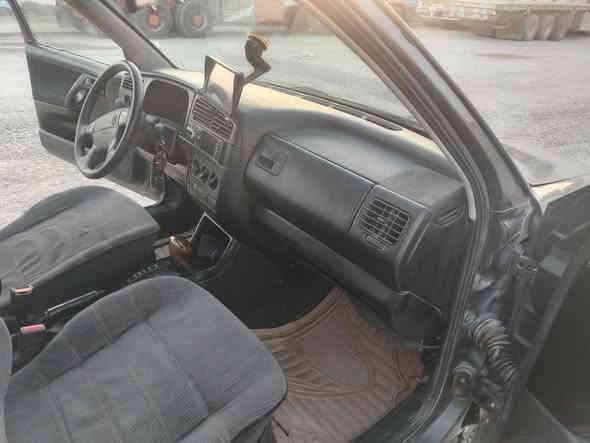 من رخصه المدير كولف مديل ٩٢ اتوماتيك محرك ٢٠٠٠ تبريد شغال صدر نضيف داخلها كلش نضيف محرك قبل شهر شاده جديد هزه جديده سنويه بسمي السعر ٤٨ وبيها مجال قليل لاستفسار اتصل على الرقم *********** مكاني بغداد كاظميه
