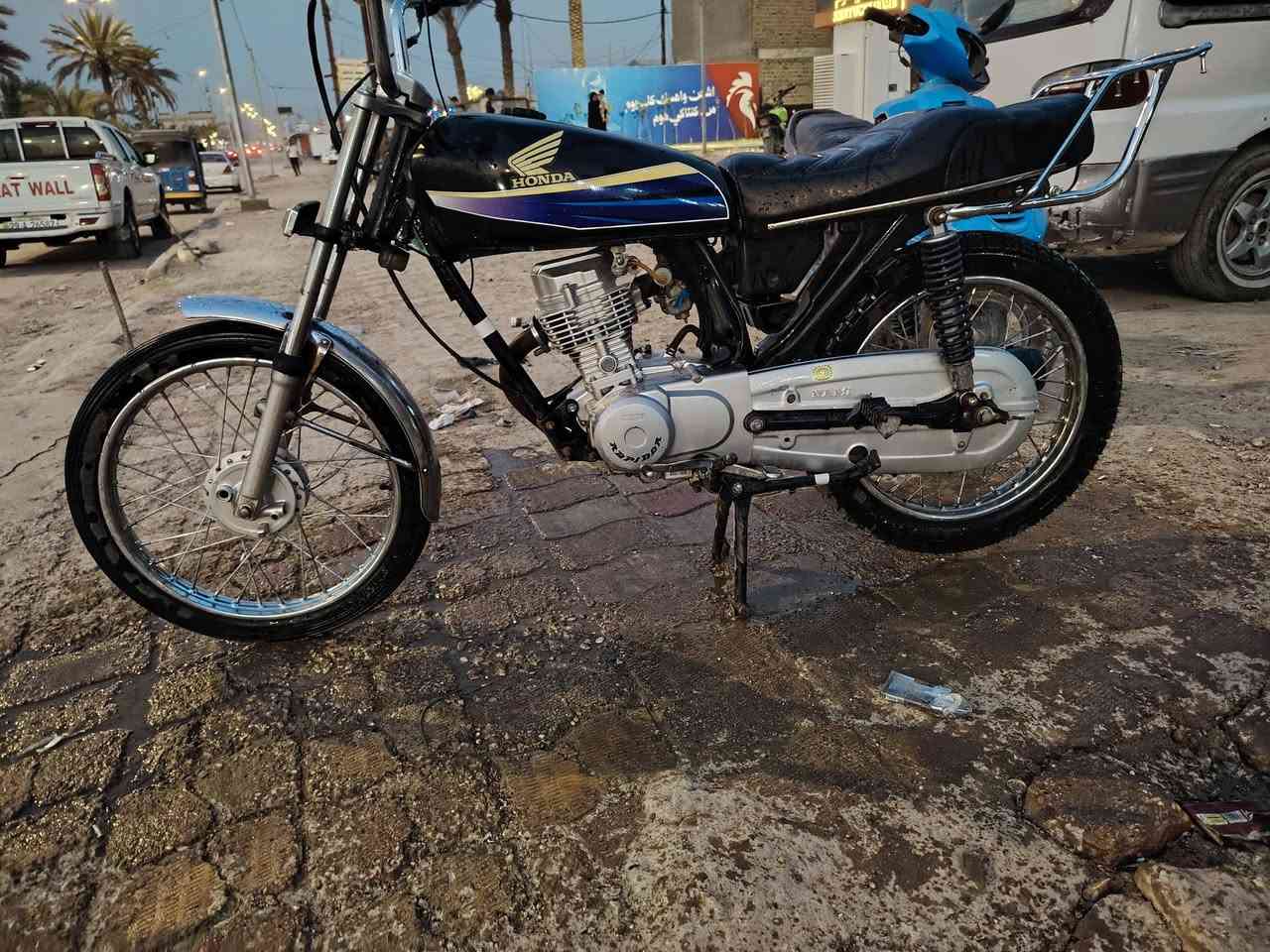 السلام عليكم
دراجه نامه للبيع 
موديل 24
دراجه أوراق أصولي
العنوان بابل قضاء القاسم 
700  وبيها مجال 
الرقم.. ***********
