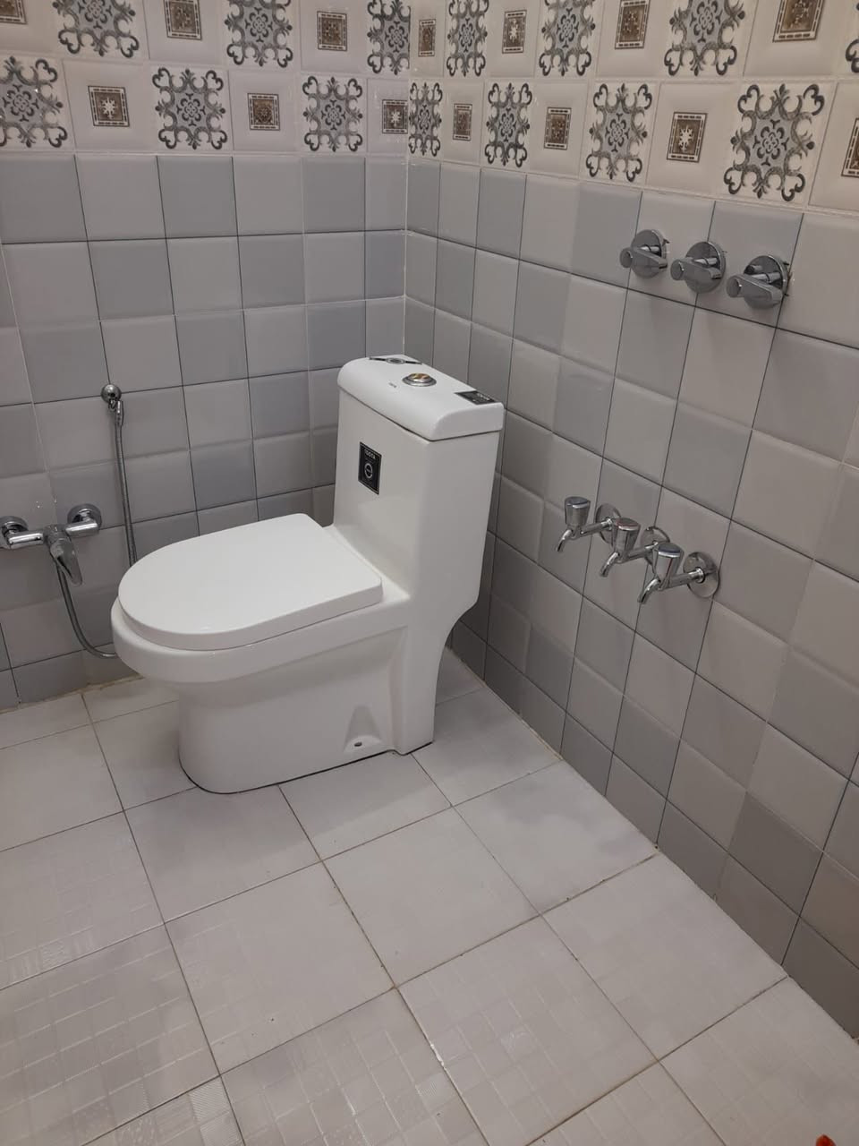 عقار تجارى للبيع مساحة ٢٠٠ م مسلح طابقين كله بناء كلاسك قديم حي الجهاد شارع الإطفاء خلف الالعاب
شارعه عرض ٢٠ قرب سنتر الحسنين  ابيع سعر قطعة أرض تريد ١٠٠ او ٢٠٠ 
البيت باسمي بدون دلال مباشر
الاستفسار ***********
