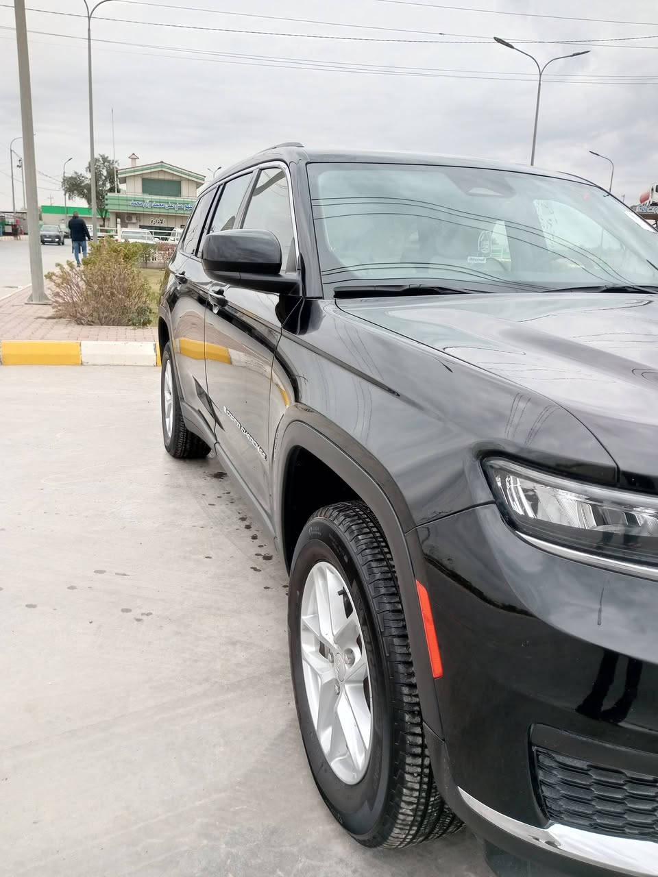 السلام عليكم ورحمة الله
للبيع سياره جيب شيروكي موديل 2023

سياره نص فول 

گير ماوس 

محرك 3600

تشغيل بصمه 

سياره جديده 

سياره 7 راكب 

كشنات جلد سياحي 

سياره ماشيه 37 الف 

حادث قطعتين باب السائق والجاملغ الامامي والباب خلف السائق مرجع على بارد

والشراي على الرقم ***********

او الشراي يتفضل خاص
مكان واسط قضاء الصويره
