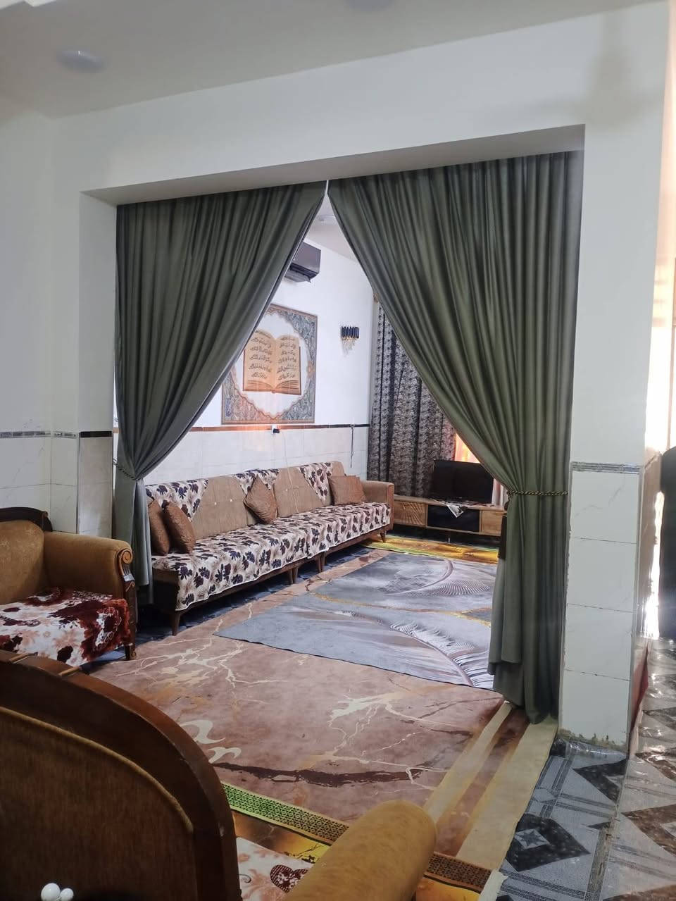 بيت للبيع 100 متر 5×20 بناء حديث زراعي اقرار محكمة يحتوي على استقبال مفتوحه على الصاله وصاله ومطبخ وغرفة نوم وحمام كبير وتواليت خارجي وبيتونه كبيره جدا نهايه مقاطعه 9/2َ السعر ٩٠ بيه مجال بسيط للاتصال *********** يرهم مراوس باقل حسب الاتفاق
