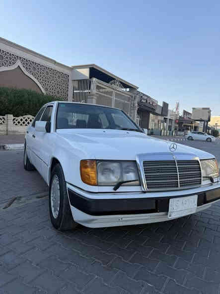 السلام عليكم 
مارسدس دب للبيع أو مراوس 
موديل 1988 
السعر 77 ورقة و بيها مجال 
السيارة مكفولة من ضربة قوية أو كص 
مكينة بلادية السيارة كلها بلادية 
مكينة كير حدادية تخم تاير تبريد شغال كهربائيات كله جاهز 
رقم بغداد السنوية مجددة لغاية 2029 
***********
