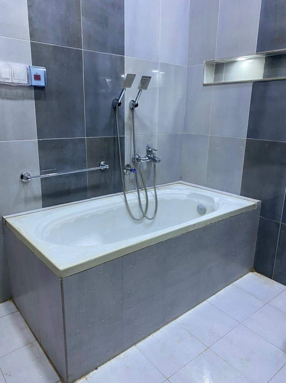 السلام عليكم   #سيد_حسن_لتاسيسات_الصحيه

تشطيب دار مكون من 6 مجاميع صحيه بنضام حديث 

كل حمام يحتوي على خلاطات دفن وغربي ومغسله تعليگ 

نتمنا هذا العمل ان ينال اعجابكم 

للاستفسار سيد حسن ***********
