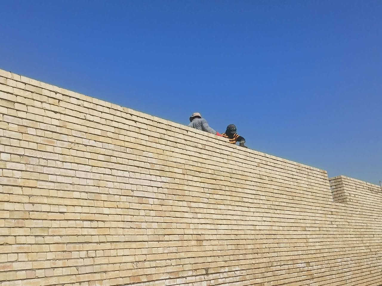 خلفه بناء موجود طابوك وبلوك فلوجه صقلاويه رمادي آي مكان شغل مصاطر درجه اولى وباسعار مناسبه مع تنظيف الموقع باداره ابو ابو أبو عيوشه الحيالي لاتصال على الرقم ***********
