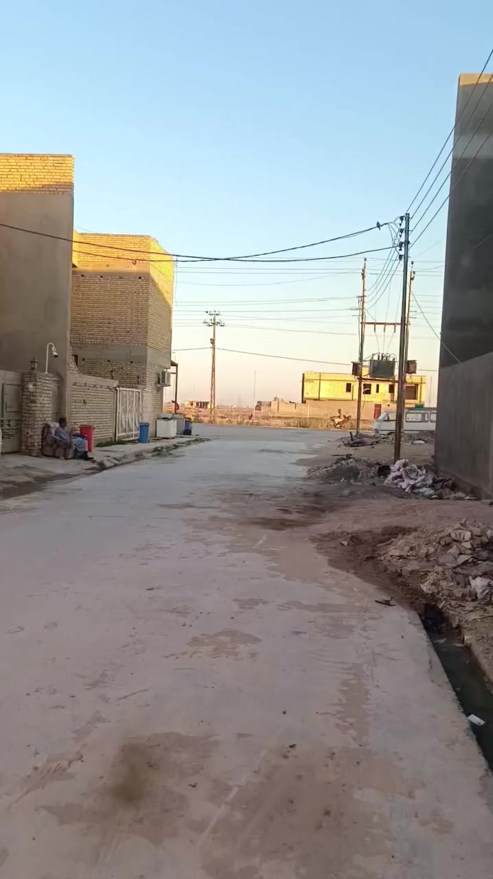 دار سكن للبيع في حي الإمام  ثالث قطعه عن شارع عگيل للاستفسار ***********
