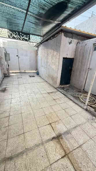 السلام عليكم ارض للبيع في حي اور ال600 محلة 325 
مساحة الارض 208 

واجهة 6 متر 

نزال 30

15 متر ويصير تداخل بي متر و90 سم موضوح بصور 

تصير واجهة الارض 7 و90 يعني 8 مترات 

لاستفسار الاتصال : 

***********
