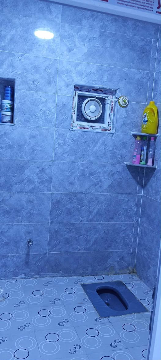 السلام عليكم 
بيت 200 متر طابو صرف بأسمي
حي الجمعيه شارع البو سيود قريب الشارع
طابقين 6 غرف نوم 
السعر خاص او اتصال  ***********
