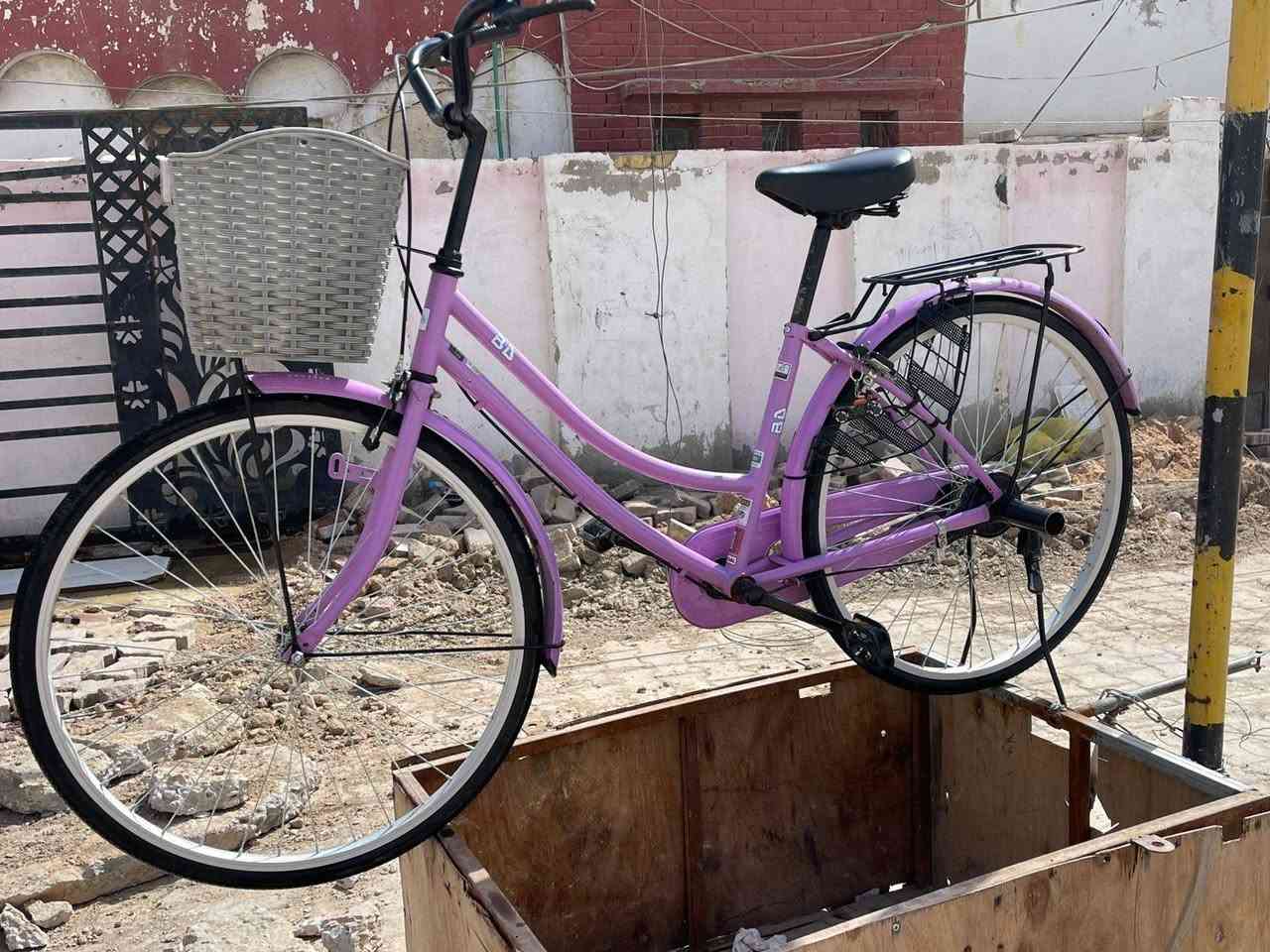 سلام عليكم باسكل بناتي حجم 26لون بنفسجي موديل 2020 مكان الديوانيه عروبه الأولى سعر ميه و ربعين وبي مجال رقم *********** وبخدمه طيبين
