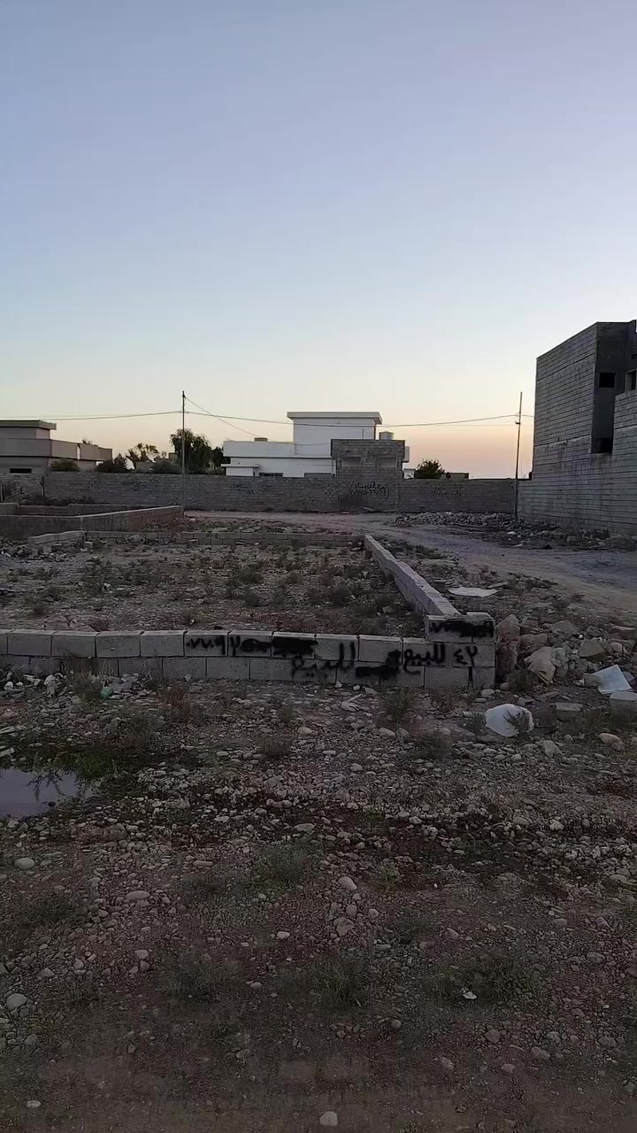 سلام عليكم قطعه ١٠٠ متر للبيع خلف كليه جعفر الصادق بضبط موقع مميز فرع عريض فرع مبني خدمات كامل ماء كهرباء ***********
