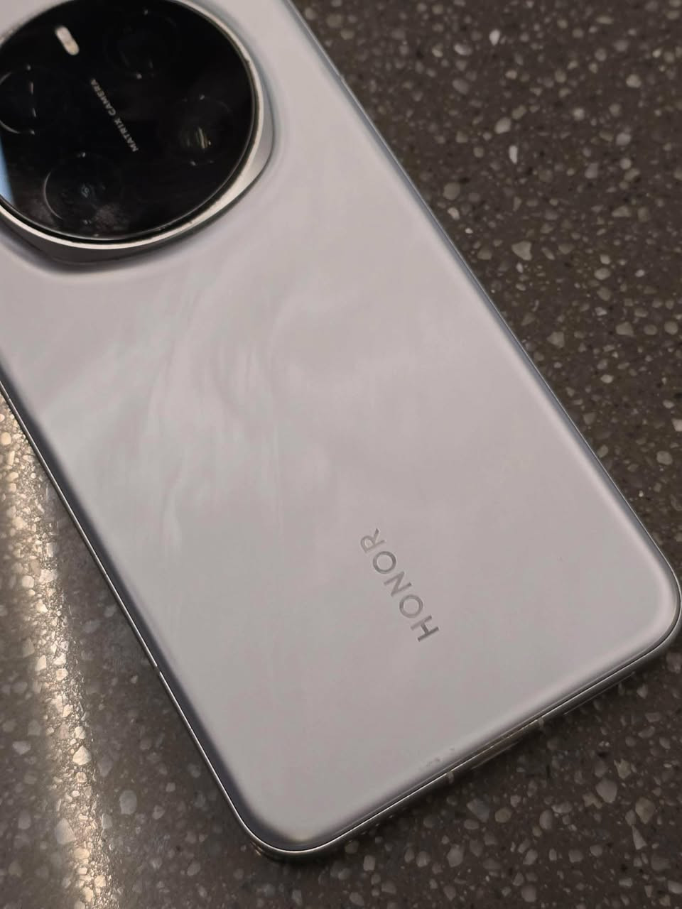 📱  Honor Magic 7 Pro 👑
السلام عليكم شباب، متوفر عندي العملاق الصيني اونر ماجيك 7 برو (Honor Magic 7 Pro) بحالة ممتازة جداً

المواصفات:
◽ اللون: أبيض ملكي مميز ✨
💾 الذاكرة الداخلية: 512 جيجابايت
⚡ الرام (العشوائية): 12 جيجابايت
🔋 النظافة: الجهاز قمة في النظافة (أخو الجديد) وجاهز للاستخدام.

🔄 رغبة في المراوس:

الأفضلية للمراوس راس براس مع عملاق سامسونج:
🤖 Samsung Galaxy S24 Ultra (بشرط النظافة والذاكرة المتقاربة).

📌 الموقع: بغداد 📍

📞 للتواصل والاستفسار:  *********** التواصل خاص
