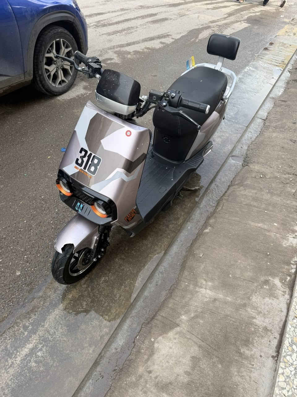 السلام عليكم داجه شحن للبيع الدرجه جديده مديل 2025بطاريات عدد سته جدد الدراجه بس الجامل الأمامي مكسور مثلًما موضح بل صوره والباقي مكفوله العنوان الغدير قرب مدرسه المعاليً العسير 650 وبيها مجال بسيط ***********
