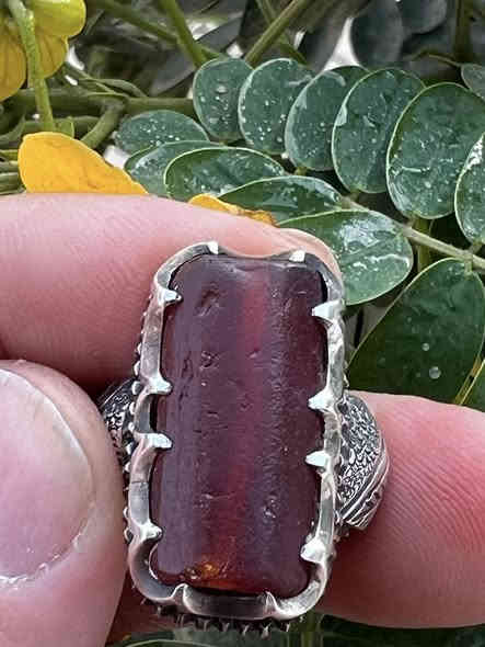 خاتم عقيق يماني قديم عباسي تحفه التحف وبصياغه يدويه تحفه ولو احمر غمق جدا العنوان الكوت للاستفسار الاتصال على ***********
