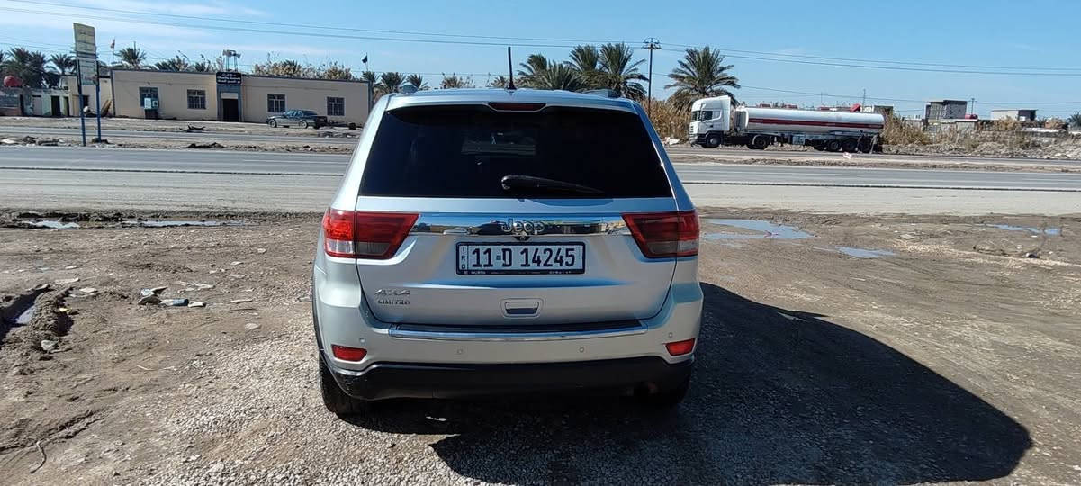 السلام عليكم جيب للبيع 2011 امريكي مكفول كفاله عامه ما عدا الدعاميه الخلفيه فول مواصفات جاهزه من كلشي حداديه تخم تاير داخل عسلي بانوراما  بأسمي السنويه صالحه لل2029 تحويل ثاني يوم للاستفسار ***********
