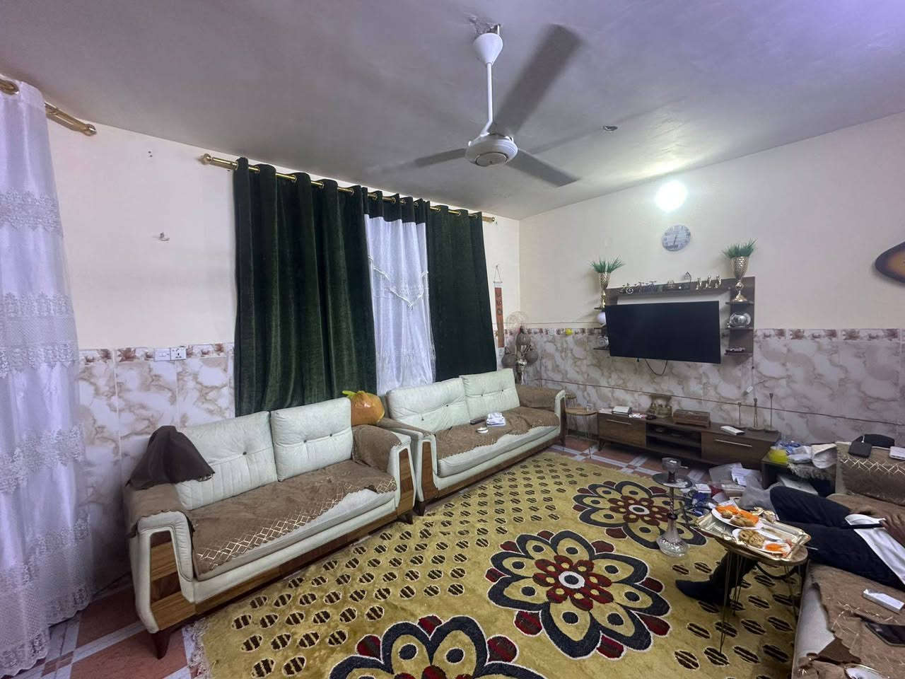 سلام عليكم دار للبيع مساحة 150 متر ركن واجهة 10 نزال 15 طابقين معزول كل طابق غرفتين نوم واستقبال ومطبخ وصحيات العنوان شارع حسينيه السلام قرب السريع رقم القطعه 3458 التفاصيل واتساب أو اتصال 
***********
