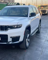 جيب كراند شيروكى 2022  سيارة نظيفة ووياها السونار مالتها العداد:   الل...