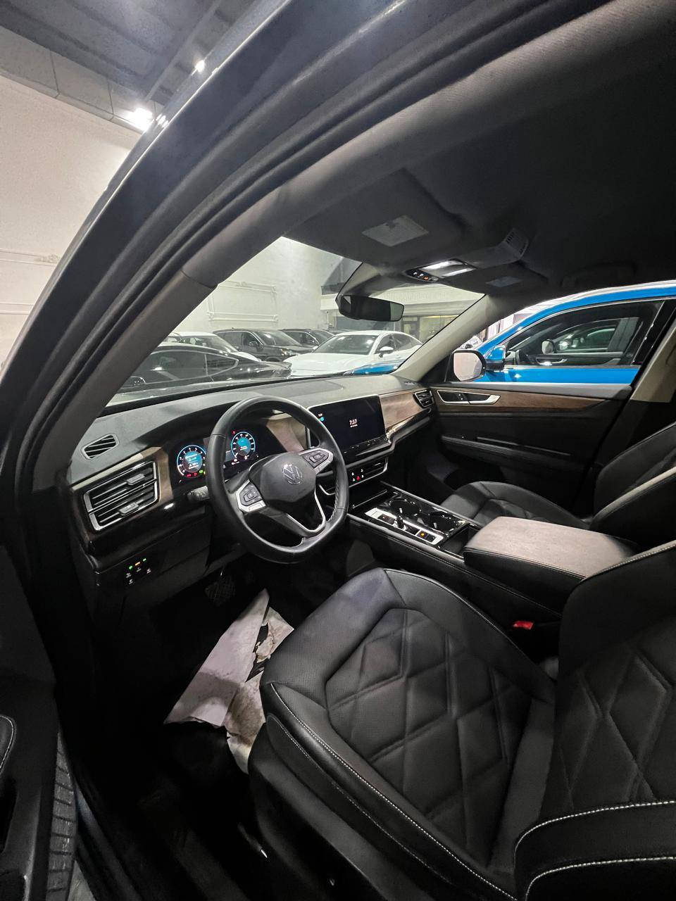 فوكس وكن أطلس موديل 2025
مواصفات se

عدد الأميال : 17000 ميل
ضرر: خفيف جدا موجود بالصورةجملغ ربع بولند
سلندر: 4 سلندر
محرک: 2.0
السعر / 275 
سبع راكب 
الكاميرا الخلفية -  - صندوق كهربائي  - التحكم على المنحدرات - مستشعر وقوف - تدفئة المقاعد  - بصمة - مسند الذراع - مثبت السرعة - مرايا جانبية كهربائية - نوافذ كهربائية - شاشة - مراقبة النقطة العمياء - التعرف على إشارات المرور - نظام المفتاح الذكي - التحكم التلقائي في درجة الحرارة - نظام فرملة الطوارئ - مقاعد كهربائية - 8 وسادة هوائية - مصابيح زينون الأمامية - المصابيح الأمامية ليد - نظام الإنذار - قفل مركزي للأبواب - مانع الانزلاق - تدفئة مقود القيادة - لوحة قيادة رقمية - إنارة محيطية - أبل كاربلاي - التشغيل عن بعدABS D - رادار - ستائر خلفية

سيارة مو مرقمة 
سيارة بالدهوك دهوك, العراق


**إذا كنت صاحب هذا الإعلان وتريد حذفه لأي سبب، رجاءا أرسل رسالة إلى الدعم الفني**