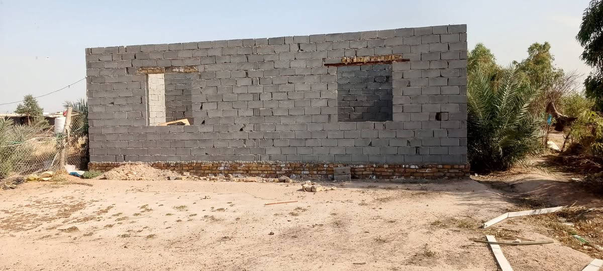 أرض البيت بيه بيت هيكل غرفتين وصاله ومطبخ واستقبال وحمام داخلي وتواليت خارجي مساحة الأرض 770 المكان شارع كربلاء نجف عمود 139 سعر 25 وبيه مجال ***********
