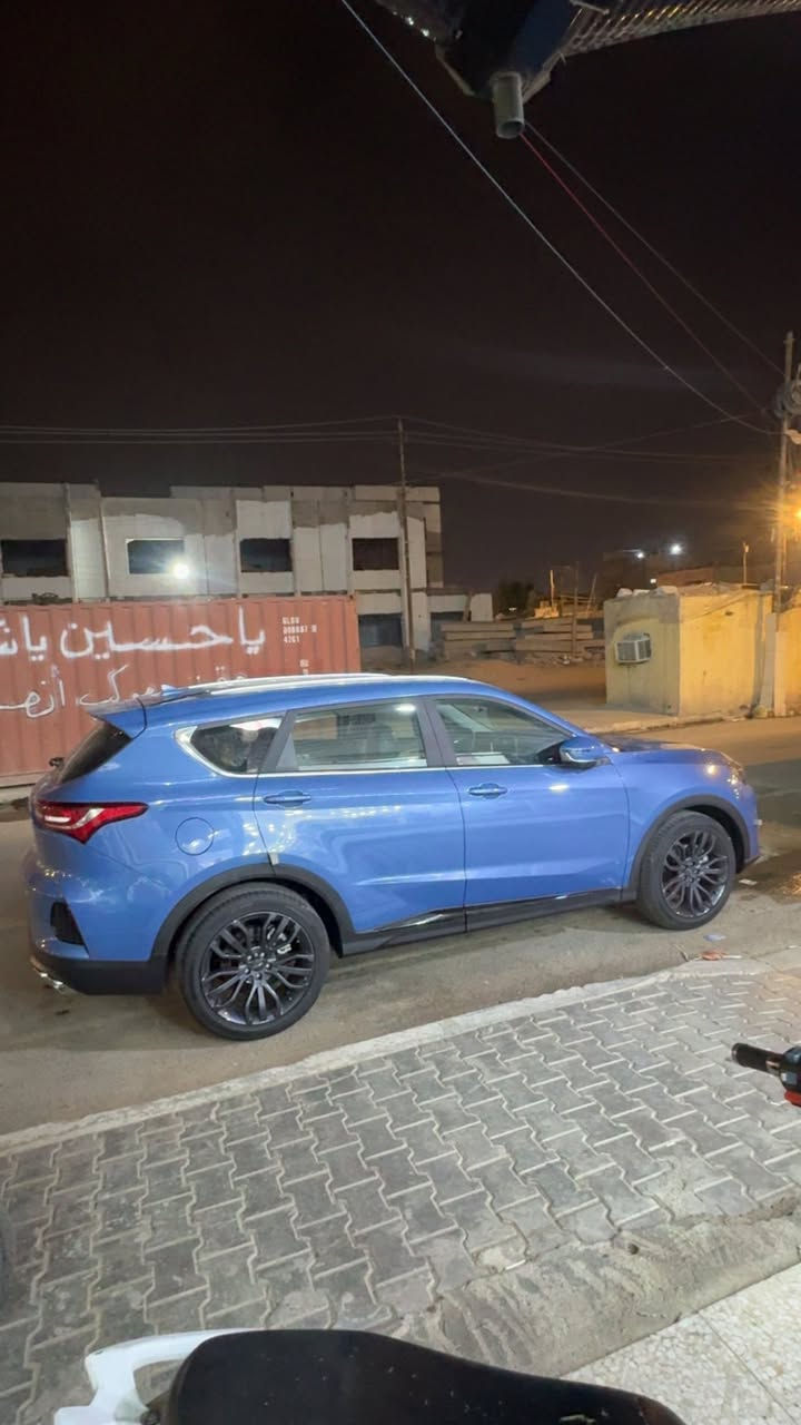 جيتور X70 1.5L Luxury
الموديل: 2026 (خليجي) رقم ولون مميز💙
العداد: 4000 كيلو متر
المحرك: 4 أسطوانات L1.5تيربو 156 حصان حقن متعدد النقاط
عزم الدوران (نيوتن-م): 230
المواصفات 
* إطارات قياس 20 إنچ
* فتحة سقف بانوراما 
*  الصندوق الكهربائي 
* مثبت سرعة 
* كاميرات 360 للرؤية المحيطية
*حساسات امامية وخلفية
 * شاشة عرض ترفيهية قياس 12.3 انج 
*شاشة عرض معلومات القيادة قياس 10.2 انج
* نظام أبل كاربلاي وأندرويد أوتو لاسلكي
* شاحن هاتف لاسلكي سريع
*مقصورة الركاب من الجلد الفاخر 
*مقعد السائق كهربائي
*عدد صفوف المقاعد 3 (7 ركاب) 
*مصابيح أمامية و خلفية أوتوماتيكية ليد LED مع مصابيح نهارية
* المرايا الخارجية كهربائية و مدفئة مع خاصية التعتيم التلقائي
*ماسحات الزجاج الأمامي مع حساس للمطر
* دخول ذكي (بصمة) 
* خاصية إغلاق النوافذ وفتحة السقف عن بعد
*فلتر تنقية الهواء (N95)
*مسند الذراع الوسطي مع ثلاجة
 *انماط قيادة متعددة 
* وسائد هوائية امامية وجانبية
*نظام الفرامل اليديوية الأوتوماتيكي (Autohold)
*نظام التحكم بنزول المنحدرات
* نظام المساعدة لصعود المرتفعات
*نظام مراقية ضغط الاطارات
*نظام المكابح المانعة للانغلاق ABS
*نظام التحكم بالثبات ESC
للتواصل واتساب او اتصال على الرقم ***********
