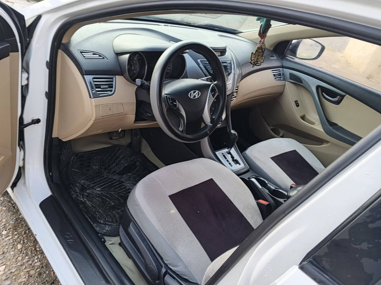 السلام عليكم 
سيارة للبيع
النترا مضلع موديل 2013 
بدون حادث 
بيها ضربة خفيفة 
تفاصيل أكثر اتصال على رقمي
***********
