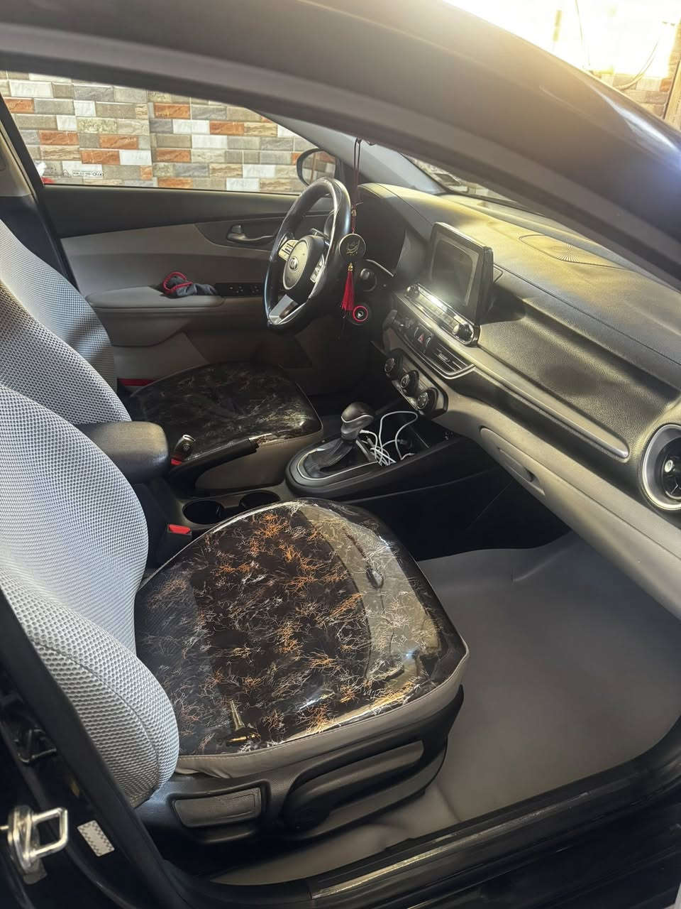 السلام عليكم
كيا فورتي 2020 رقم اربيل جديد بآسمي شرط التحويل 
السياره ما متعوبه كير مكينه بشرط كهربائيات صدر تبريد كله بلادي ما ملعوب بي ابد حادث جاملغ ايمن وشويه طرف البنيد وبيهه صبغ بابين كلير من امريكا صور الحادث بالمنشور مكانهه بغداد الحبيبيه سعر 125  وبيهه مجال 
رقم موبايل ***********
