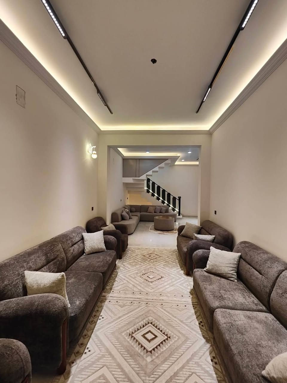 بيت للبيع في كربلاء شارع السيدة زينب ع قرب فندق البارون جار العباس 
 قريب للامام الحسين ع مساحة118متر. مع الاثاث      البيت بناء جديد بعده مامسكون  
طابقين 4 غرف نوم 3صحيات واستقبال وصاله ومطبخ 
كافة الخدمات تبليط عرض الشارع 10متر ماء مجاري كهرباء
شغل البيت درجة اولى البناء طابوك جمهورية كونكريت مسلح صب مركزي
ارضيه الطابق الأول بورسلين والطابق الثاني بورسلين 
ابواب الداخلية  تغليف تركي 
حداديه 2ملم وBVCمقطع تركي تفصال 
التاسيس الماء خلاطات دفن ماركت افياء طرادات دفن 
صبغ الواجهه بتك التركي 
ديكورات مغربي منظومه كامرات طابو زراعي قرار محكمة سند 25 الاستفسار اتصل واتساب  ***********
*********** كربلاء, العراق
